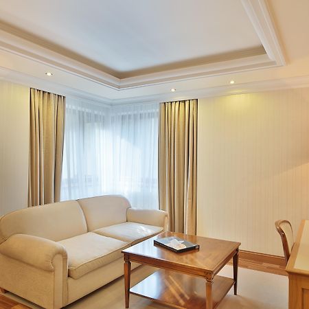 Retro Riverside Wellness Resort Karlovy Vary Bagian luar foto A living room with a dropped ceiling