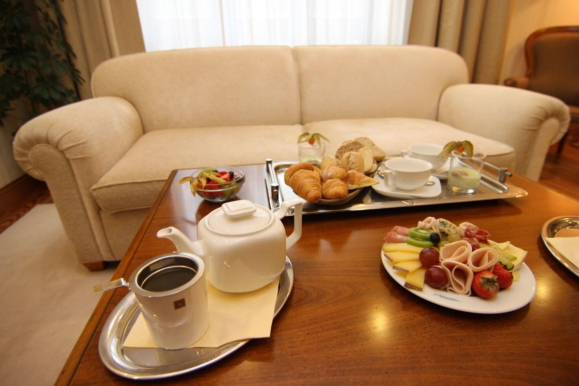Retro Riverside Wellness Resort Karlovy Vary Bagian luar foto Room service