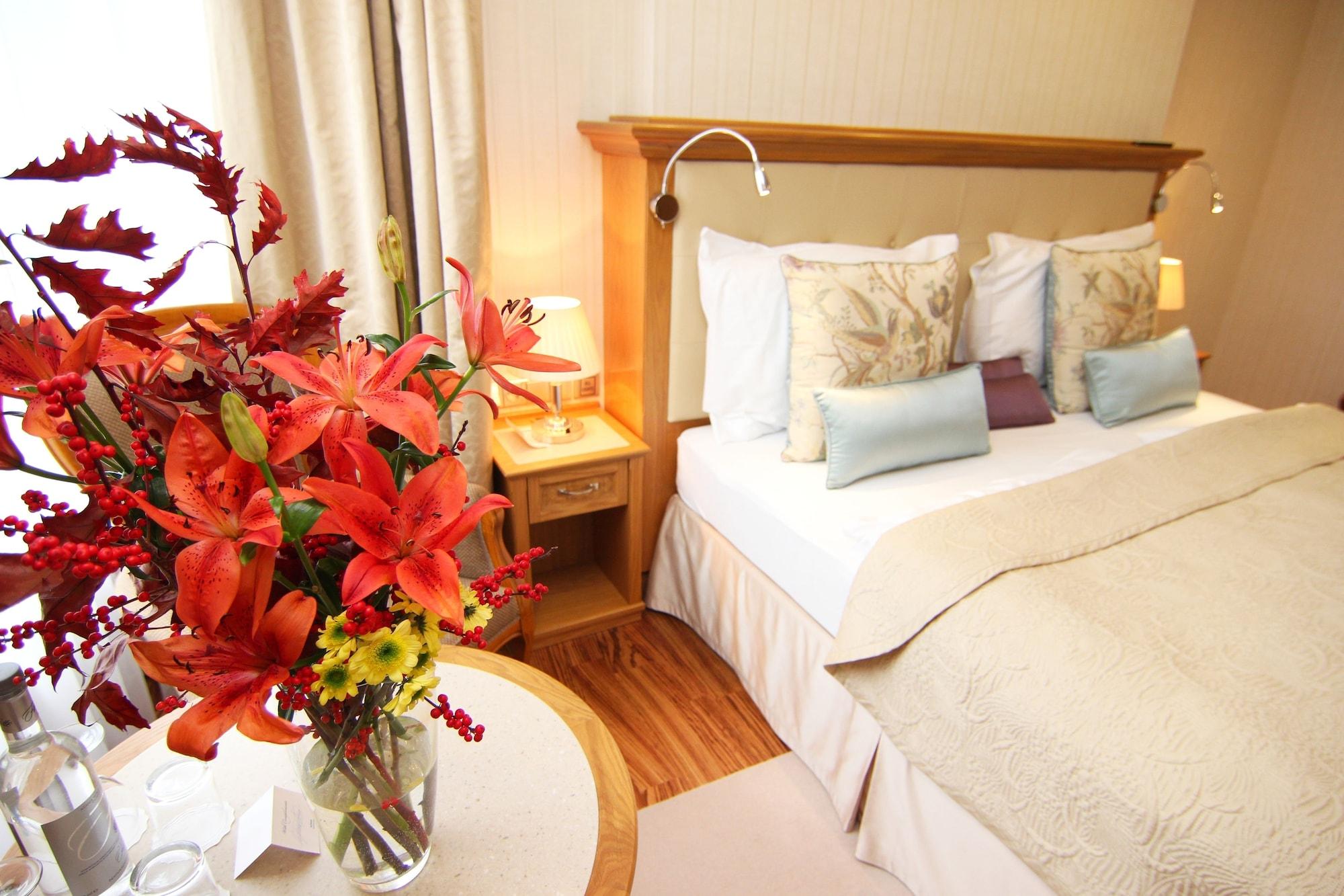 Retro Riverside Wellness Resort Karlovy Vary Bagian luar foto A room at the hotel