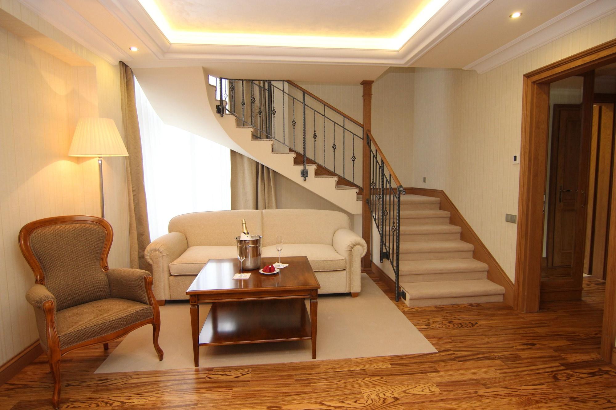 Retro Riverside Wellness Resort Karlovy Vary Bagian luar foto A suite at the hotel