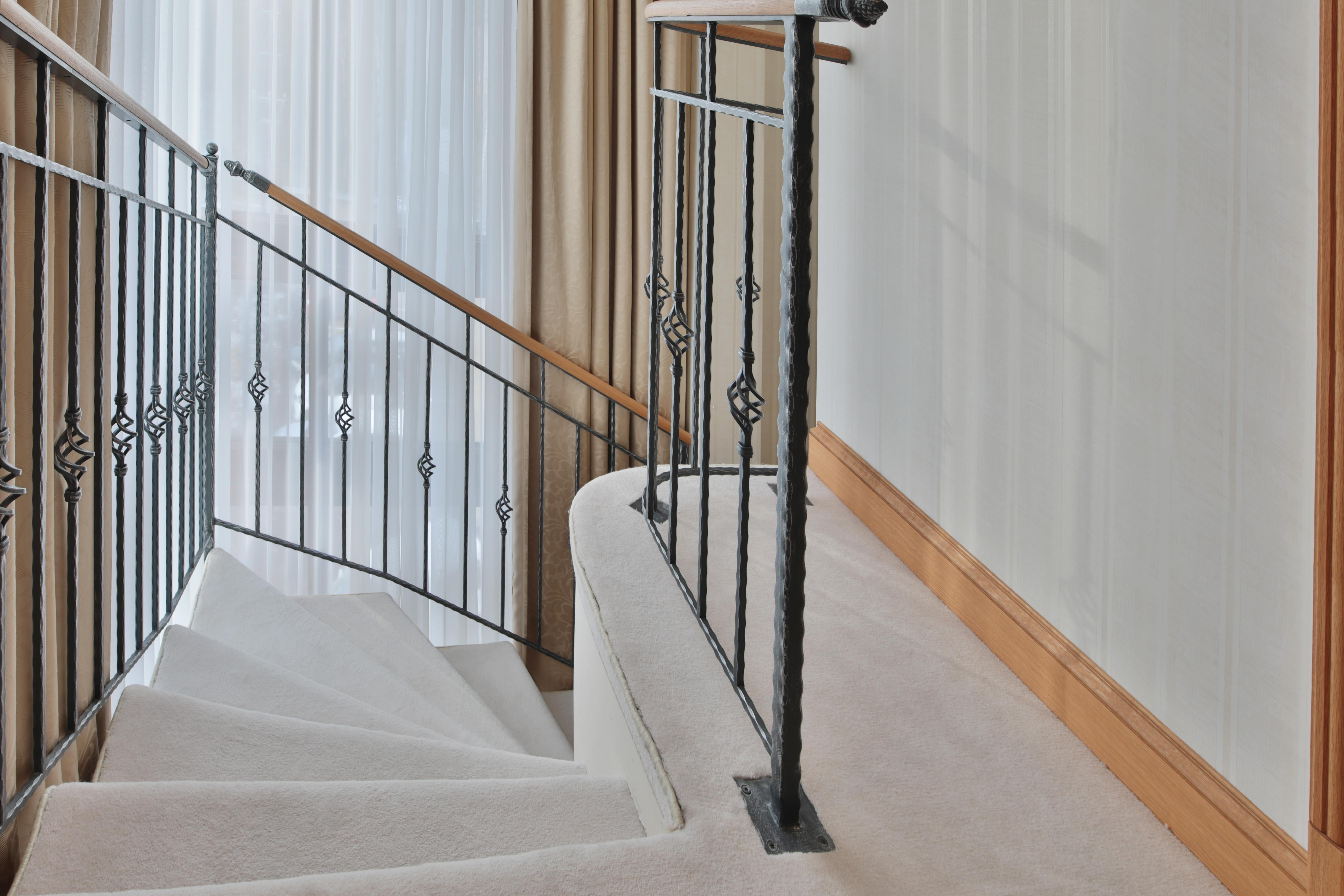 Retro Riverside Wellness Resort Karlovy Vary Bagian luar foto A handrail