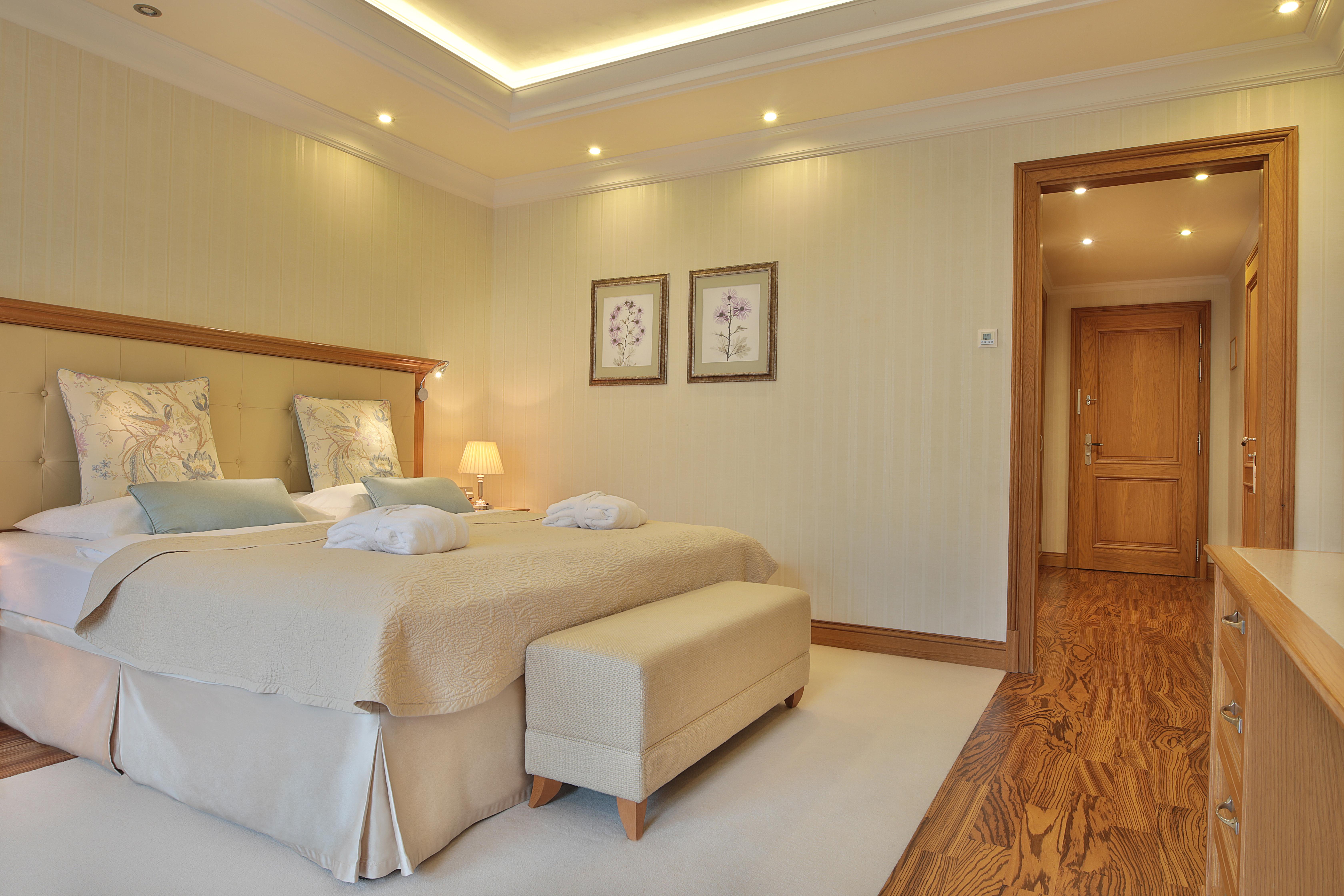 Retro Riverside Wellness Resort Karlovy Vary Bagian luar foto A bedroom at the hotel