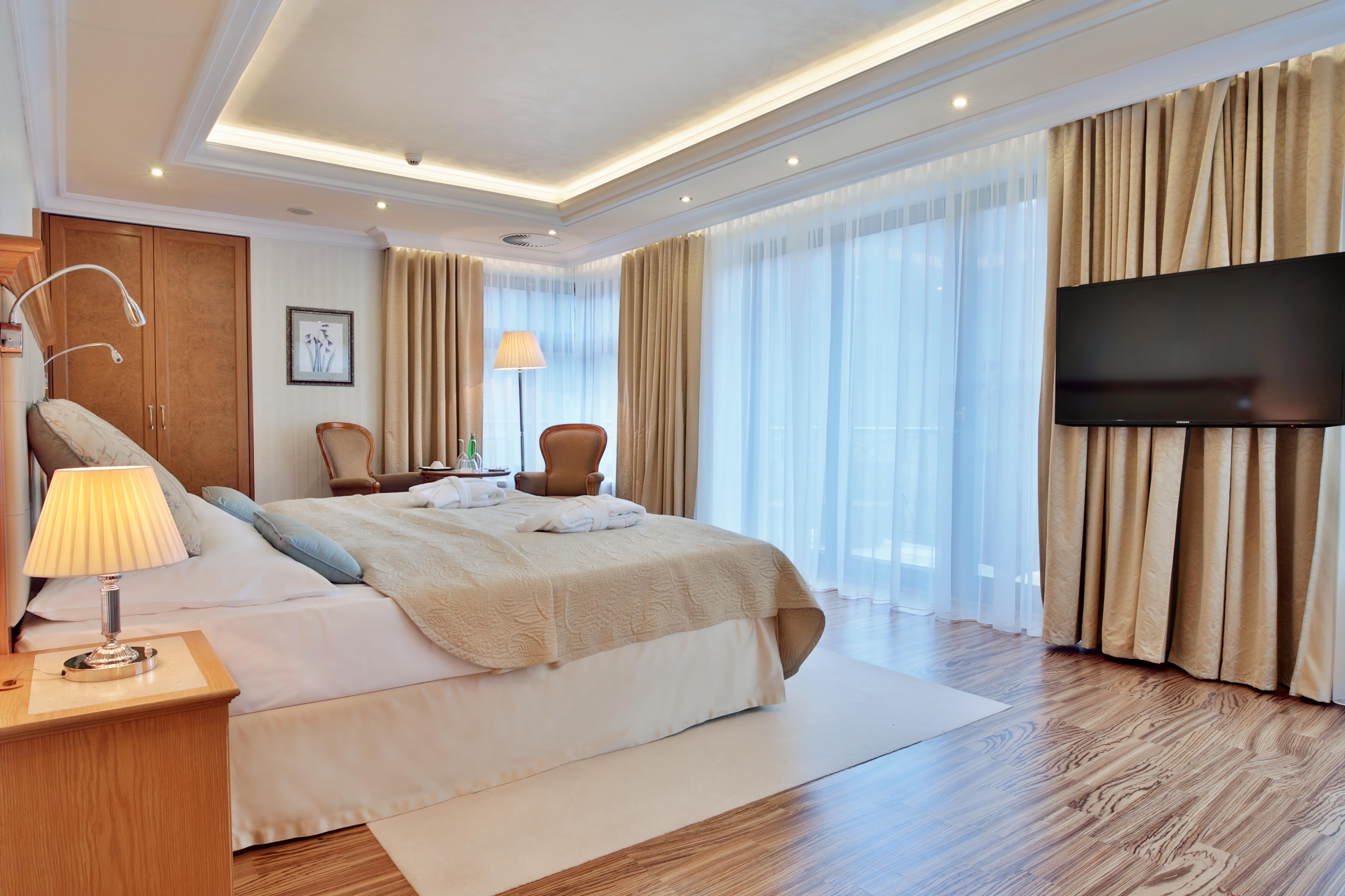 Retro Riverside Wellness Resort Karlovy Vary Bagian luar foto A bedroom at the hotel