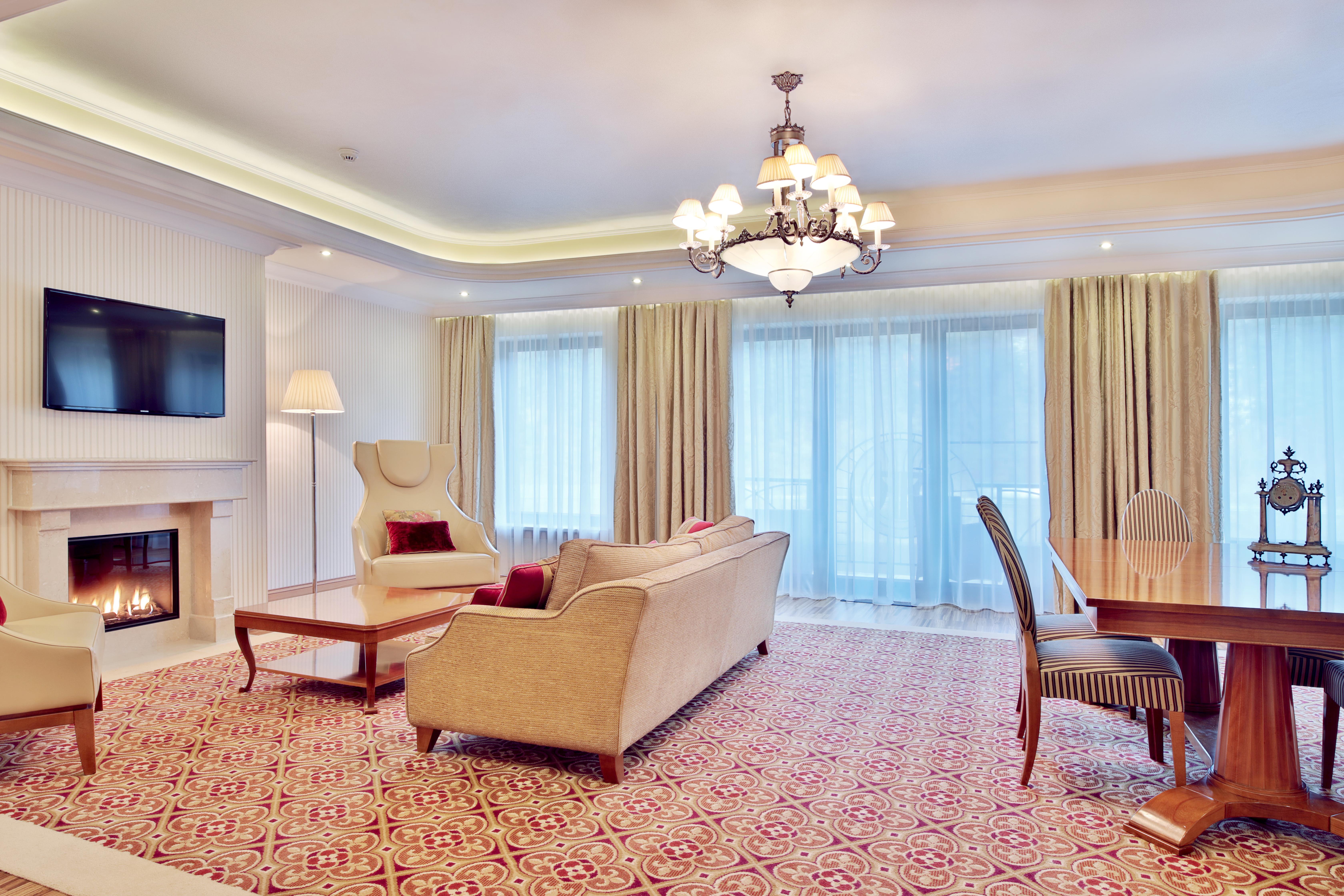 Retro Riverside Wellness Resort Karlovy Vary Bagian luar foto A living room in a hotel suite