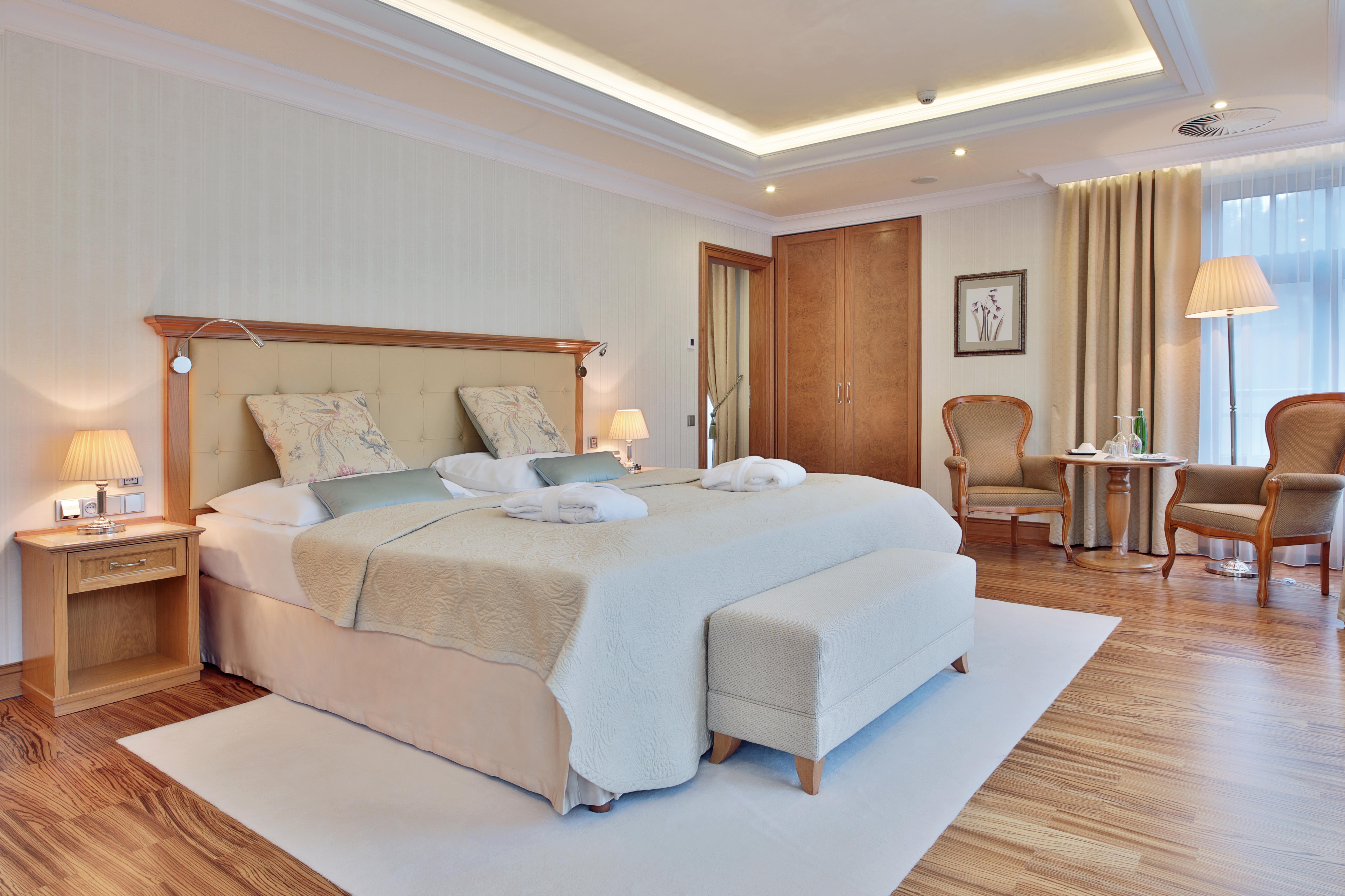 Retro Riverside Wellness Resort Karlovy Vary Bagian luar foto A room at the hotel