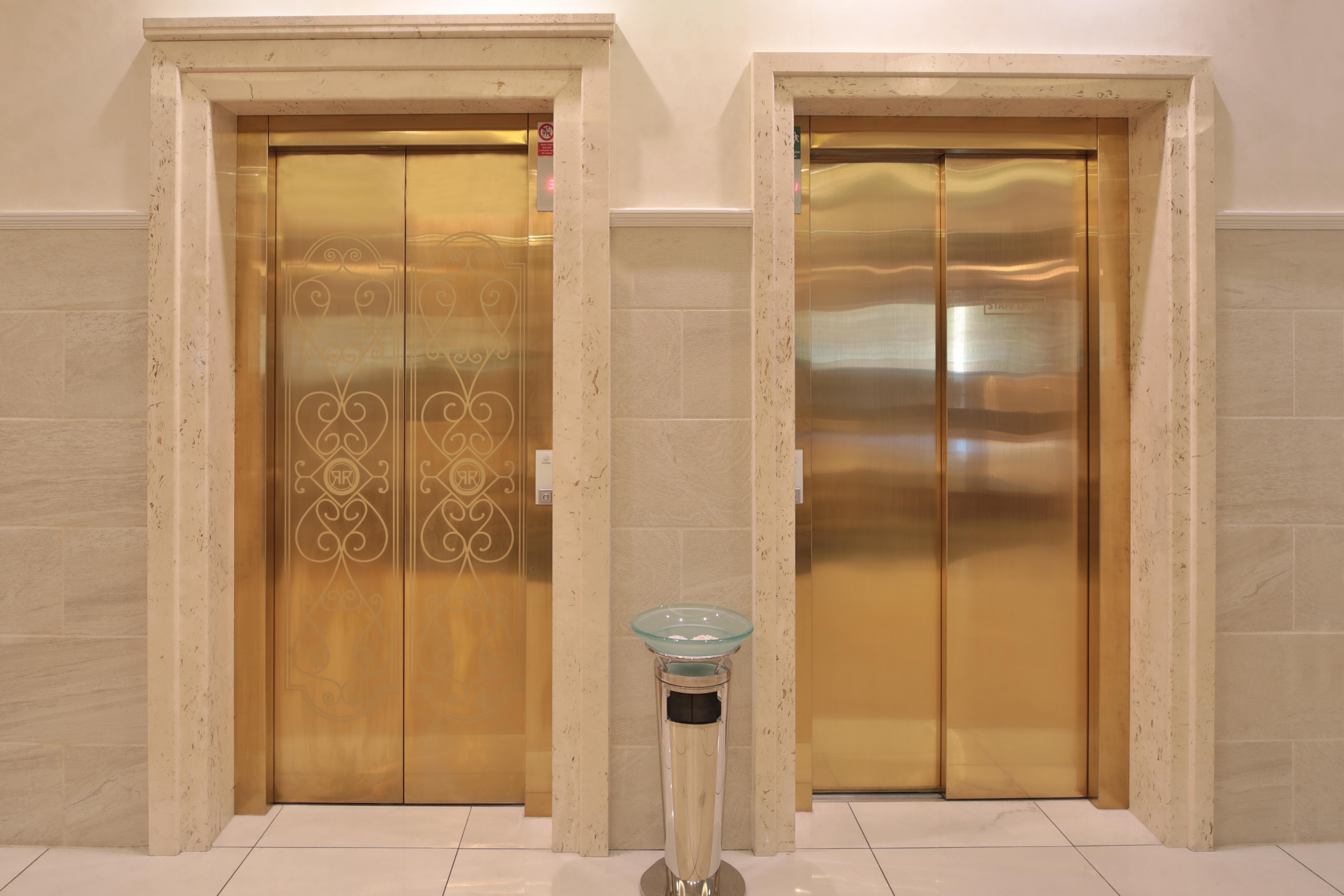 Retro Riverside Wellness Resort Karlovy Vary Bagian luar foto Two elevators