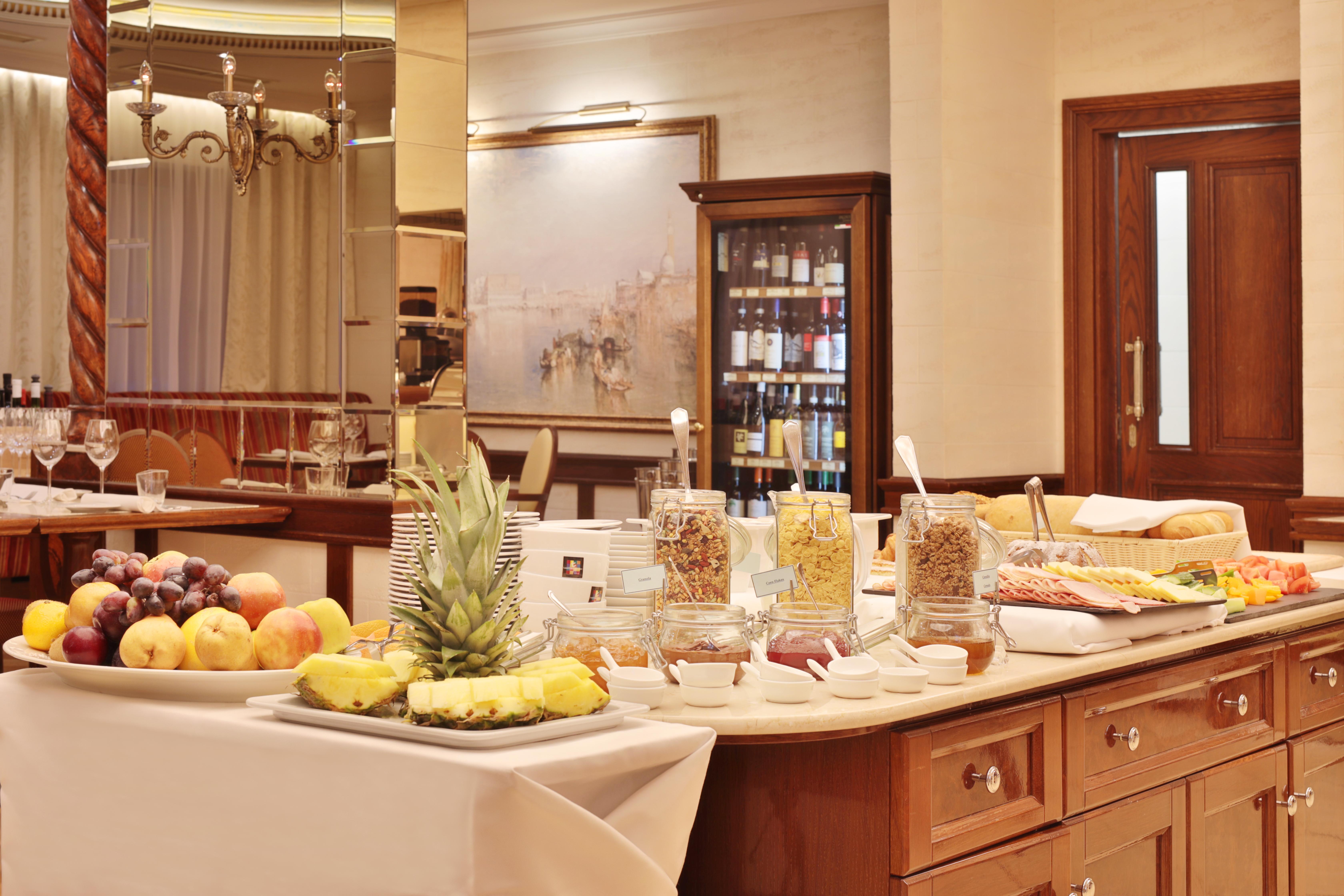 Retro Riverside Wellness Resort Karlovy Vary Bagian luar foto A buffet at a hotel