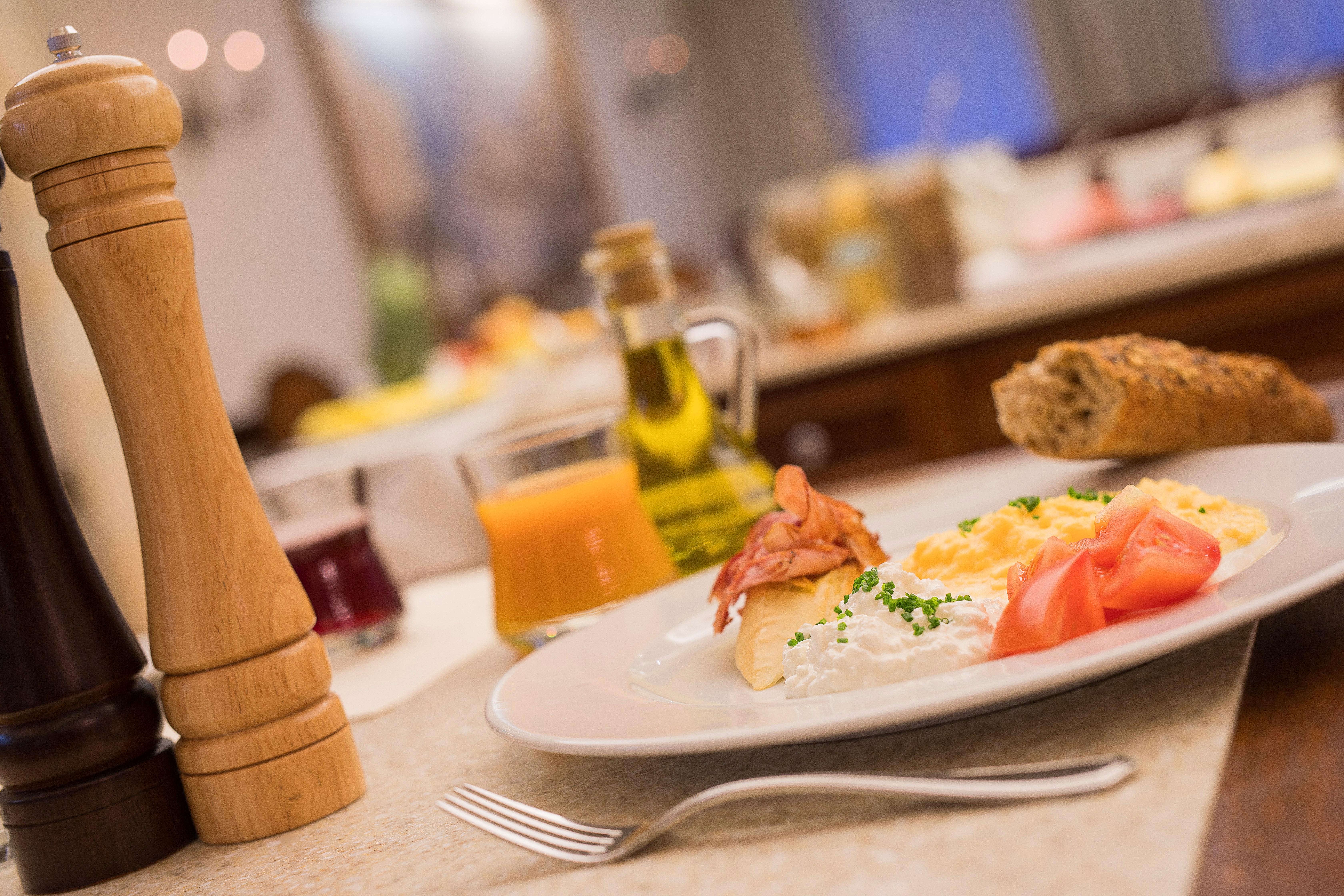 Retro Riverside Wellness Resort Karlovy Vary Bagian luar foto A typical breakfast at the hotel