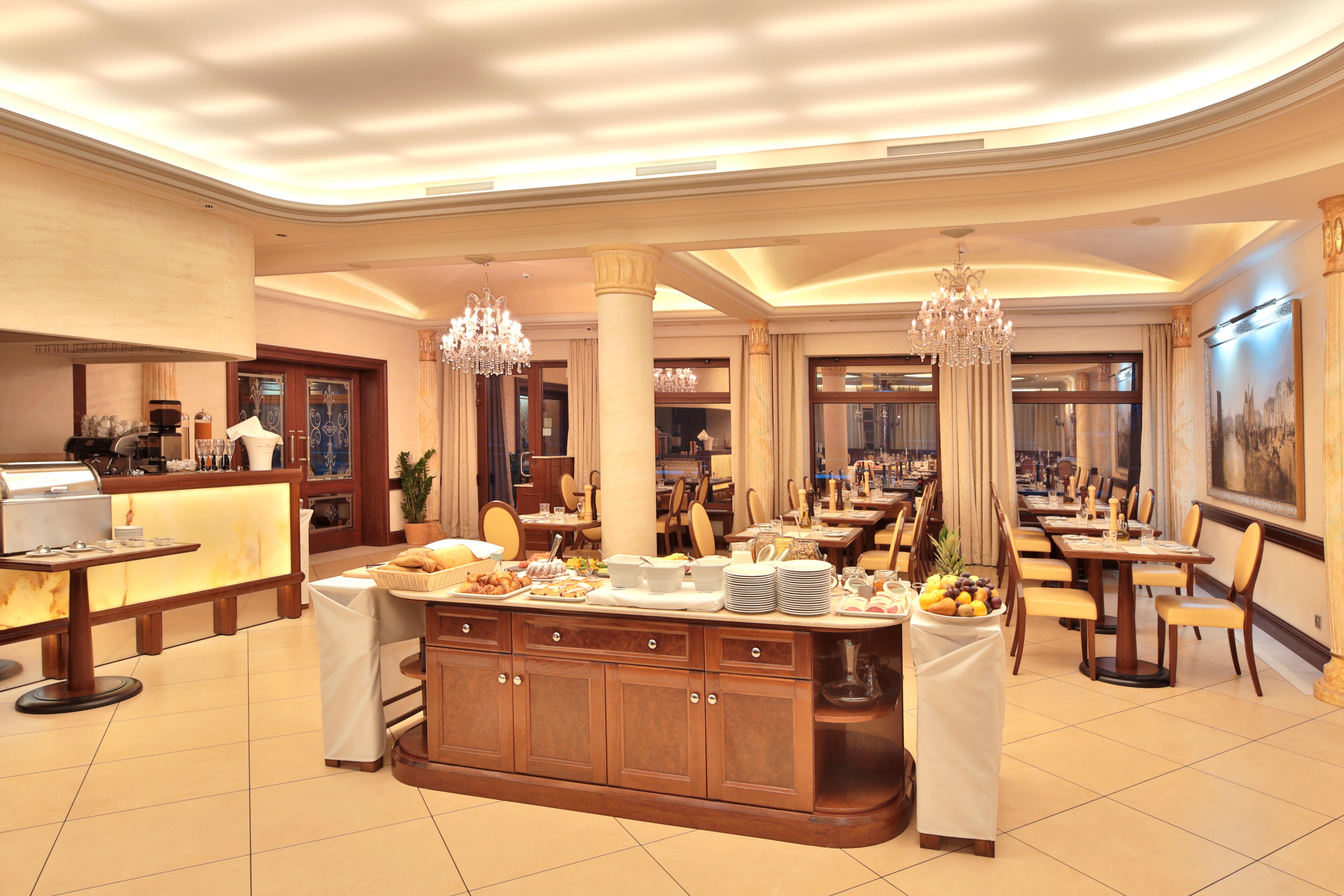 Retro Riverside Wellness Resort Karlovy Vary Bagian luar foto Restaurant