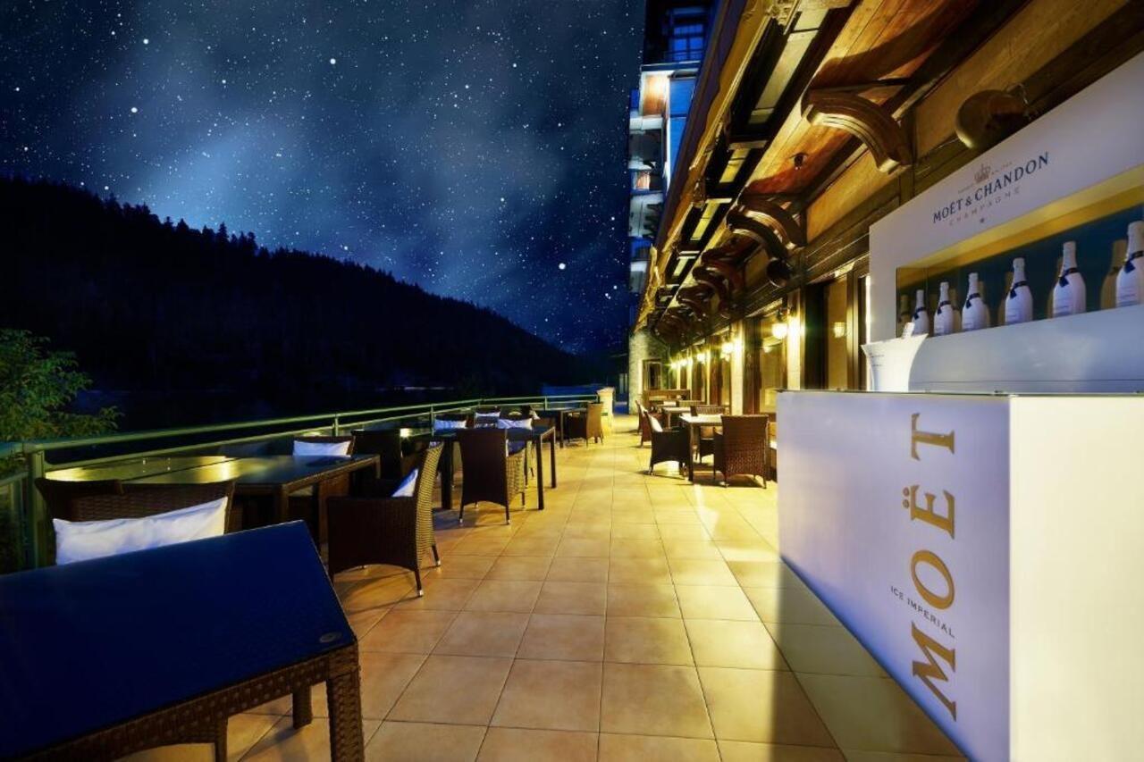 Retro Riverside Wellness Resort Karlovy Vary Bagian luar foto Terrace of the hotel
