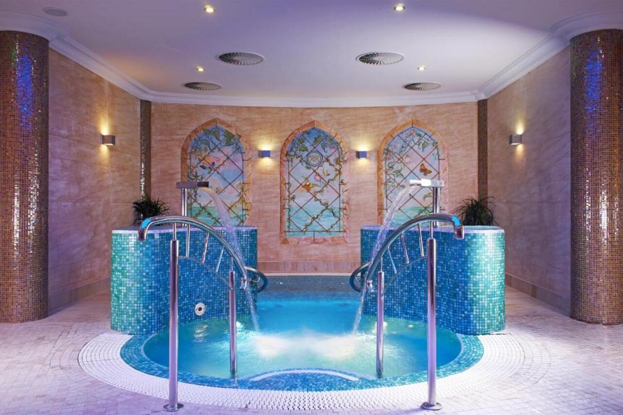 Retro Riverside Wellness Resort Karlovy Vary Bagian luar foto A spa in a hotel