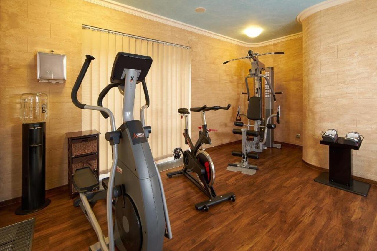 Retro Riverside Wellness Resort Karlovy Vary Bagian luar foto A gym at a hotel