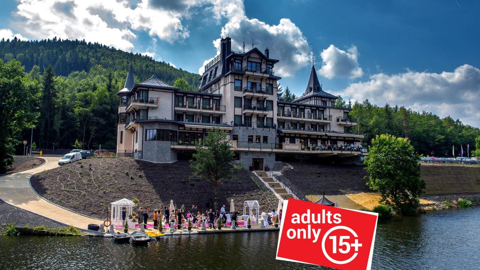 Retro Riverside Wellness Resort Karlovy Vary Bagian luar foto