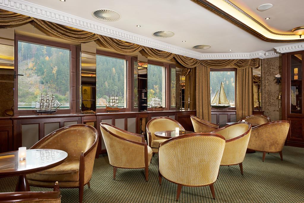 Retro Riverside Wellness Resort Karlovy Vary Bagian luar foto The lounge of the Grand Hotel