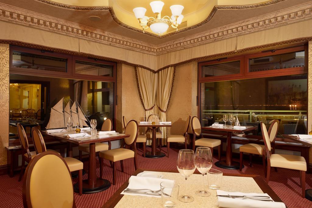 Retro Riverside Wellness Resort Karlovy Vary Bagian luar foto Restaurant