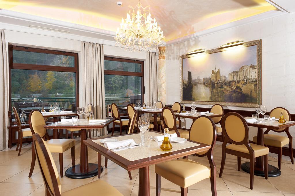 Retro Riverside Wellness Resort Karlovy Vary Bagian luar foto Restaurant