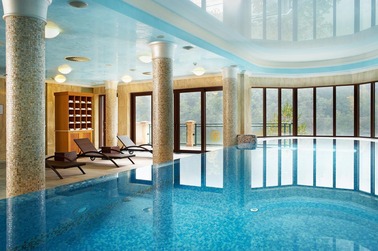 Retro Riverside Wellness Resort Karlovy Vary Bagian luar foto The indoor pool